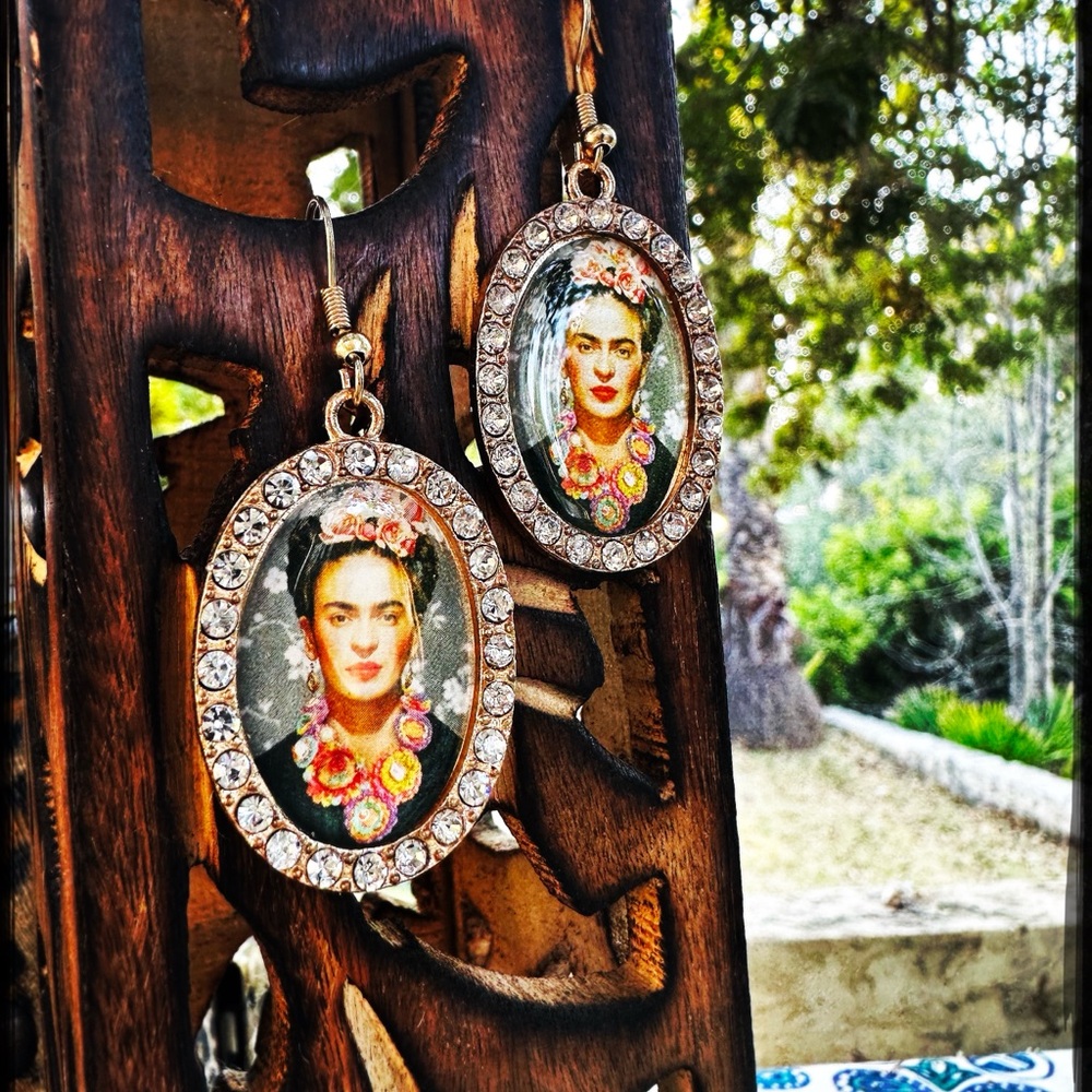 Restock.  Frida Earrings, Gray background